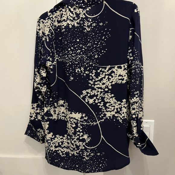 100% Silk blouse. Super soft - Picture 2 of 3